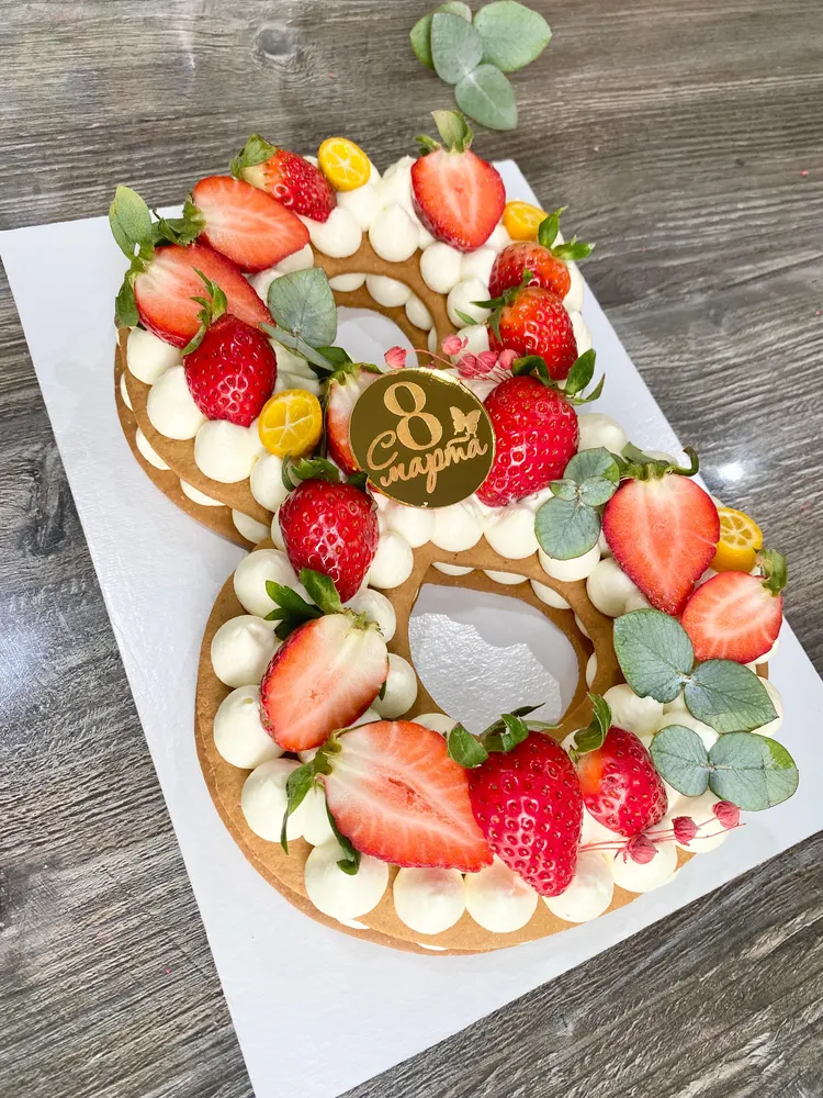 Торт-цифра 8 с клубникой