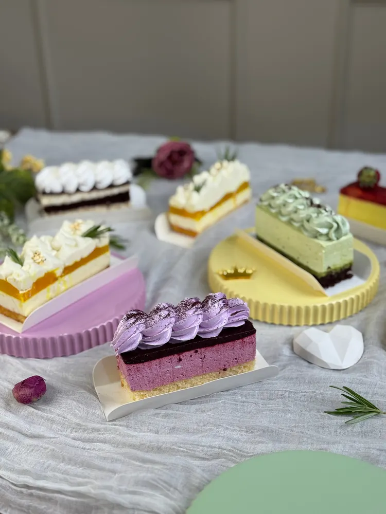 Пирожные разных вкусов на подставках