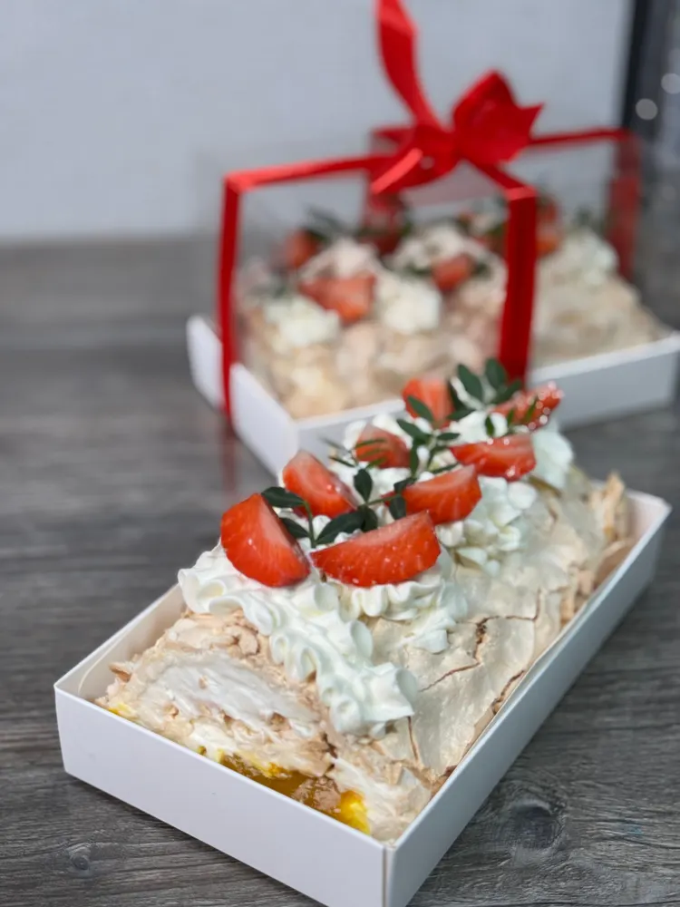 Меренговый рулет с клубникой